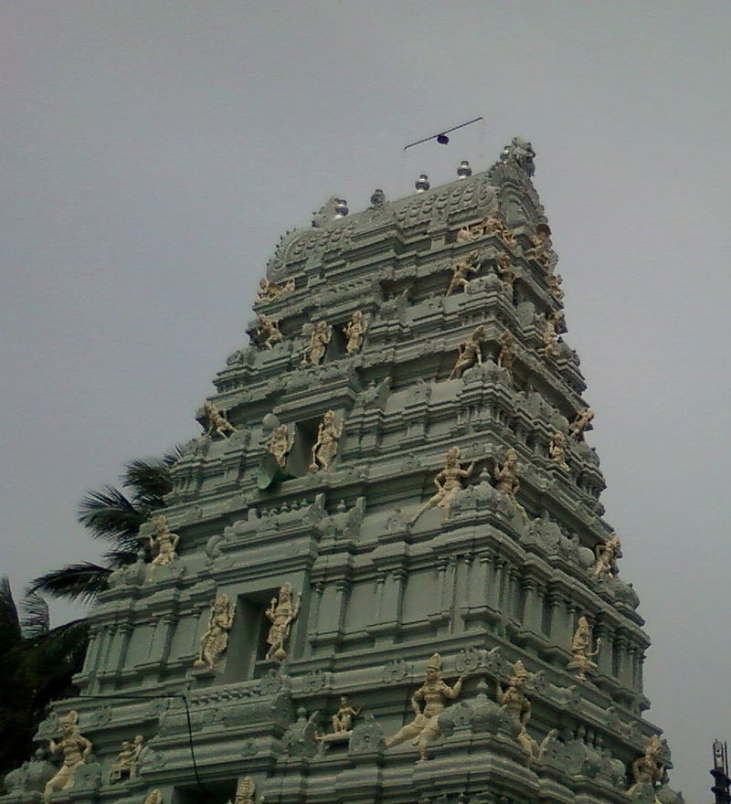 800px-Gopuram_Srikakaula_Andhramaha_vishnu_temple